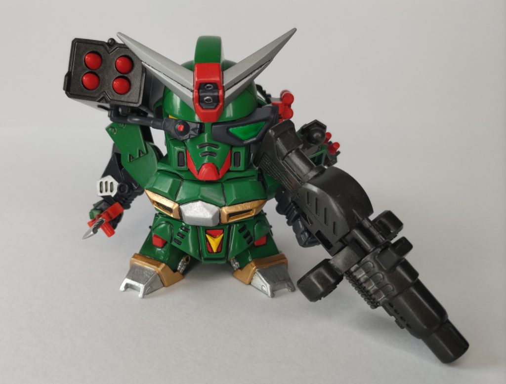 ダブルスコープ(特に意味はありません)パッケージのイラストと見本写真では配色が違うので、SDXとレジェンドBBを参考にしています。武装は残っていた黒鉄色の缶スプレーを使用。　　　　　　　他は水性塗料の筆塗りです。