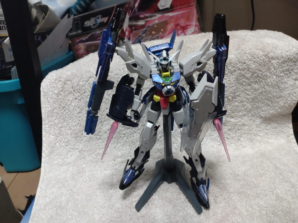 2エイジガンダム完全体シールドパーツはアースリィガンダムのパーツを使ってAGE1のシールドを、手首はジュピターウの背中パーツを使ってAGE3のサーベル部分をイメージしました。