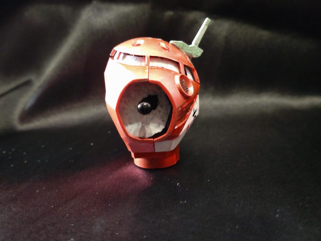 額パーツには∞ジャスティスの頭パーツを接着しました（笑）