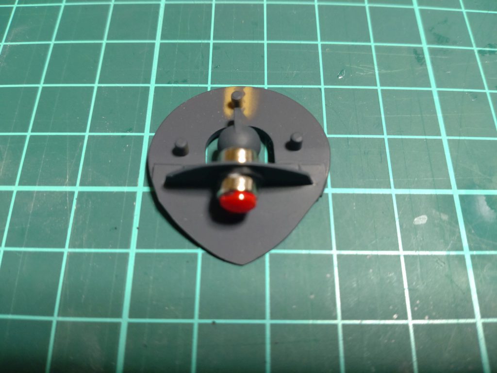 頭部中身はこんな感じになってます。結局ここからネオジム磁石を更に1個追加してモノアイを前に出しました。