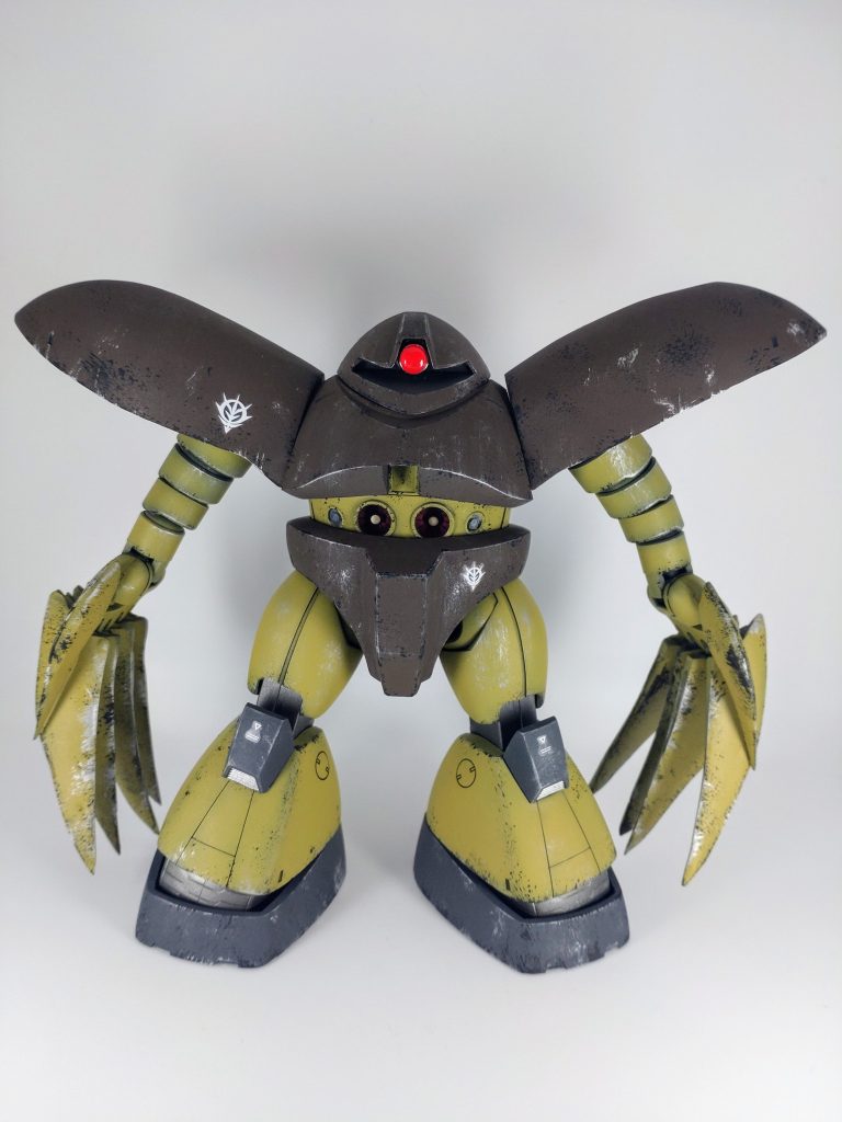 塗料はガイア レッドブラウンガイア ダークイエローガイア プライマリーメタリックレッドガイア スターブライトアイアンガイア 蛍光レッド+クリアーレッド下地はガイアのメカサフスーパーヘビー、若干のグラデーション塗装をし、つや消しで仕上げた後、エナメルブラックでスポンジチッピング、シルバーでドライブラシをかけました。