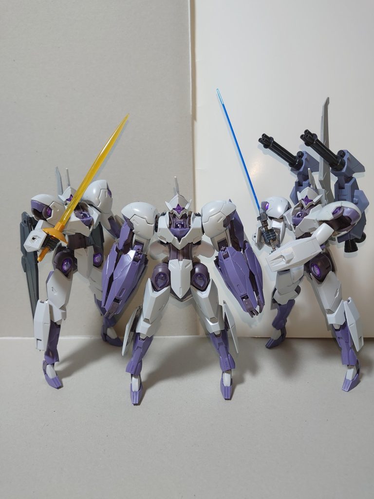 ただでさえ自立が難しいミカエリス×3体を、転倒することなく並べるのは大変でした。ミカエリスDは、フライトユニットの主翼をつなぐジョイントが甘くなってきたこともあり、近々フライトユニット自体を変えることを考えています。そのときは改めて投稿する予定です。 そして3体並べた以上、やりたかったのがこちら。