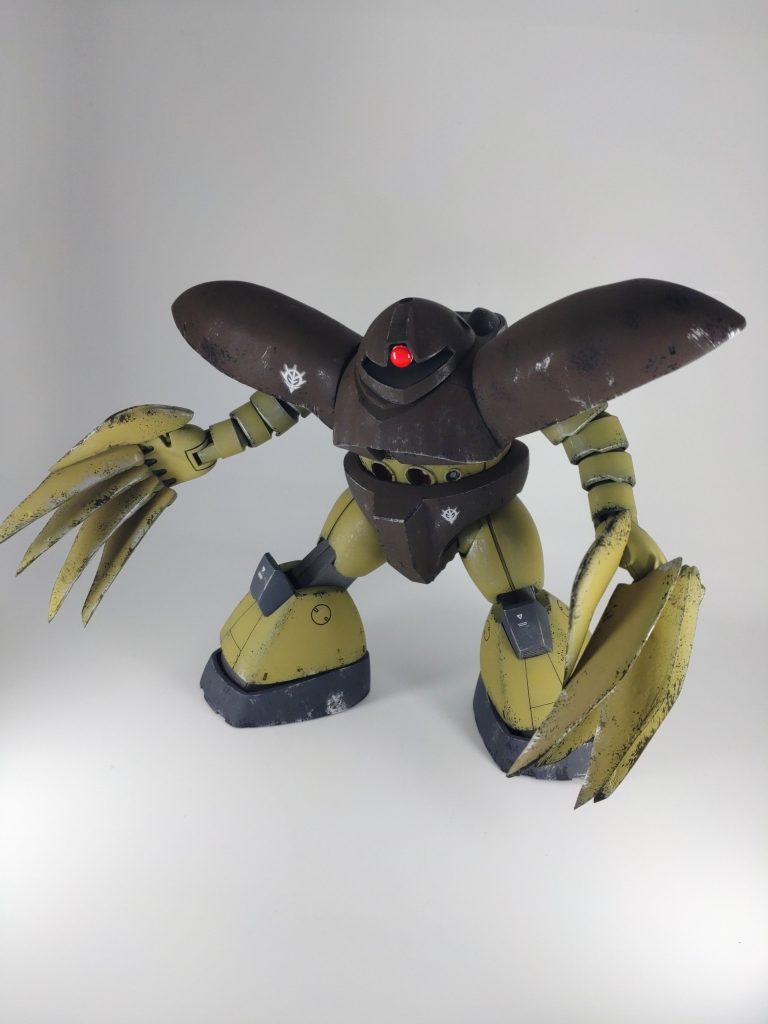 モノアイは可動+ブラックライトで発光します。