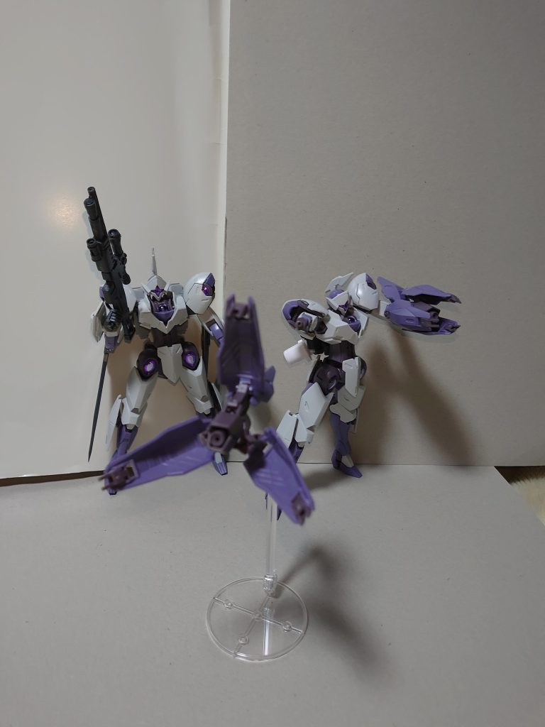 ミカエリスMのオールレンジ攻撃のイメージです。以前の投稿では「ビームブレイサーは切り離せなくなった」と記しましたが、「もしサイコミュかドラグーンのようなものが装備されていたら、このようなビームブレイサーの無線遠隔操作もできるのではないか」と思い付きました。 両腕でオールレンジ攻撃をした場合のイメージ↓