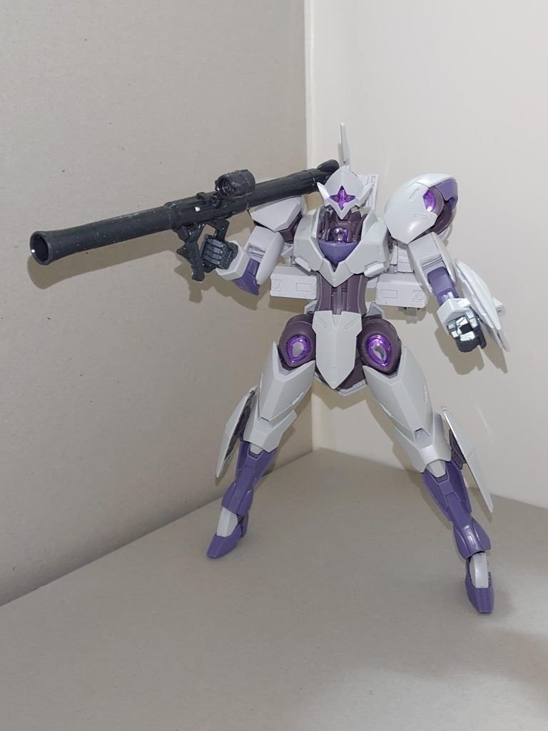 武装はミカエリスDのビームガン内蔵式小盾、ビーム突撃銃、ビームスナイパーライフル、ビームサーベルに加え、フェムテク装甲対策としての実体弾式バズーカが加わった。