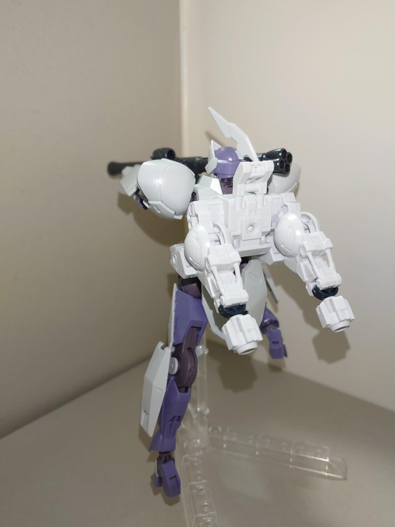 新たなフライトユニットからは翼がなくなったものの、飛行能力が大幅に向上し、逆にエネルギー消費量は低下している。スラスターを換装することで、宇宙でも使えるという設定があるようだ。