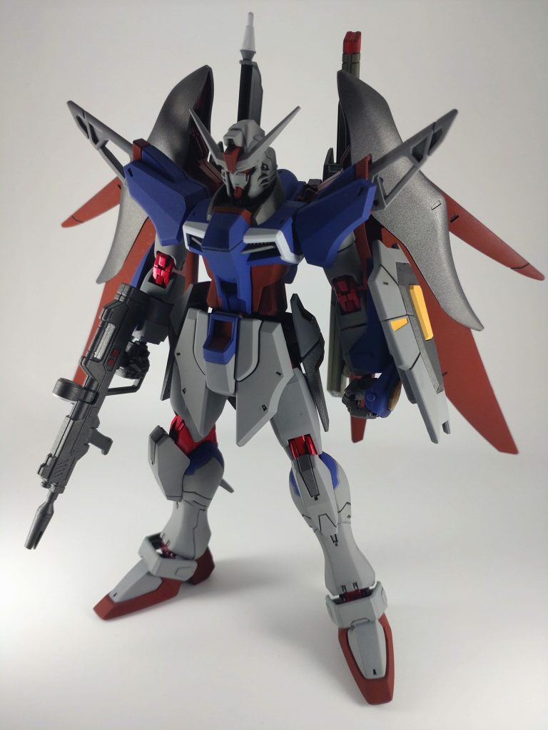 塗料はガイア ニュートラルグレーIIIガイア フラットホワイトガイア スターブライトアイアンガイア マンダリンオレンジ+フラットホワイトガイア 蛍光ブルーガイア 蛍光レッドガイア 蛍光グリーンガイア プライマリーメタリックレッドナスカ コバルトバイオレット+ミッドナイトブルーガイア ブライトレッド+ミッドナイトブルーナスカ ダークグリーンガンダムマーカー 月光蝶ホロシルバーアロンダイト・ライフル等のワンポイントにはにはタミヤのエナメル塗料を使っています。ガンダムマーカーは光の翼に使用。下地はガイアのメカサフスーパーヘビー。関節部分は光沢、それ以外はつや消しで仕上げました。