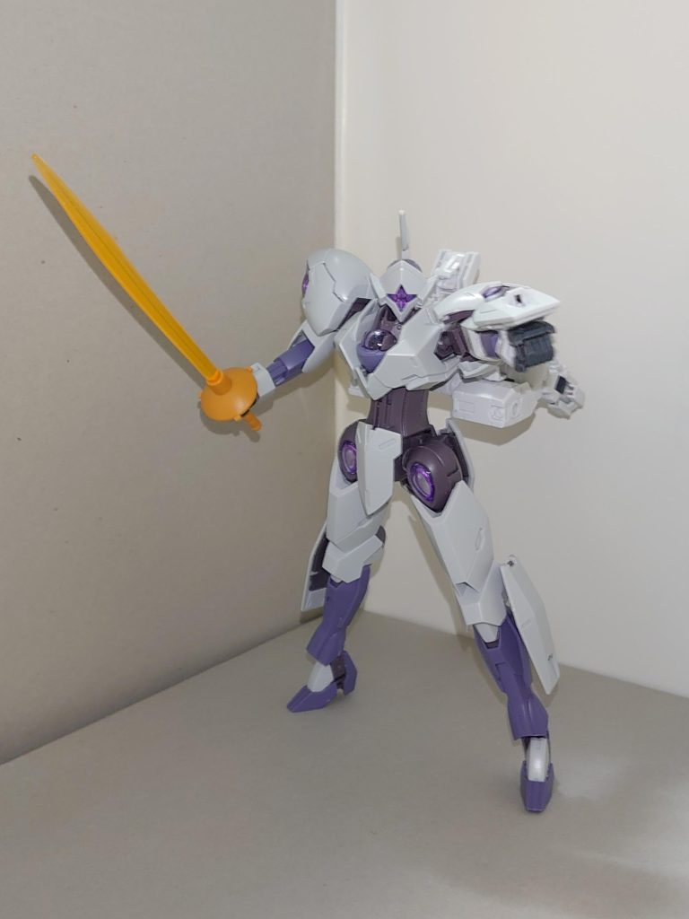 昨年10月の時点ではザ・ノーザンポッドの一部を使っていましたが、今回は30MMより、ポルタノヴァ宇宙仕様のバックパックを使用しました。ミカエリス本体の両肩との干渉を避けるため、上下を反転させています。バックパックにはハードポイントがいくつか存在するので、また何かしらの強化プランも考えてみたいですね。バズーカはシャアザクのものです。