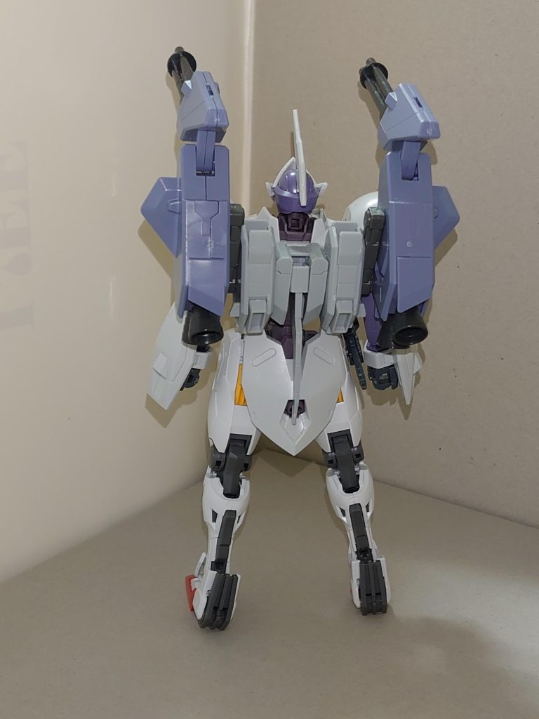背部バックパックを、氷川紗夜から譲り受けた旧ミカエリスデストロイヤーのそれと2個イチしたため、スラスターが実質的に増設されたほか、ビームガトリングガンユニットの位置が外側にずれている。また、機動力向上に加え、足場の悪い場所に対応すべく、脚部もガンダムキャリバーンのものにした。