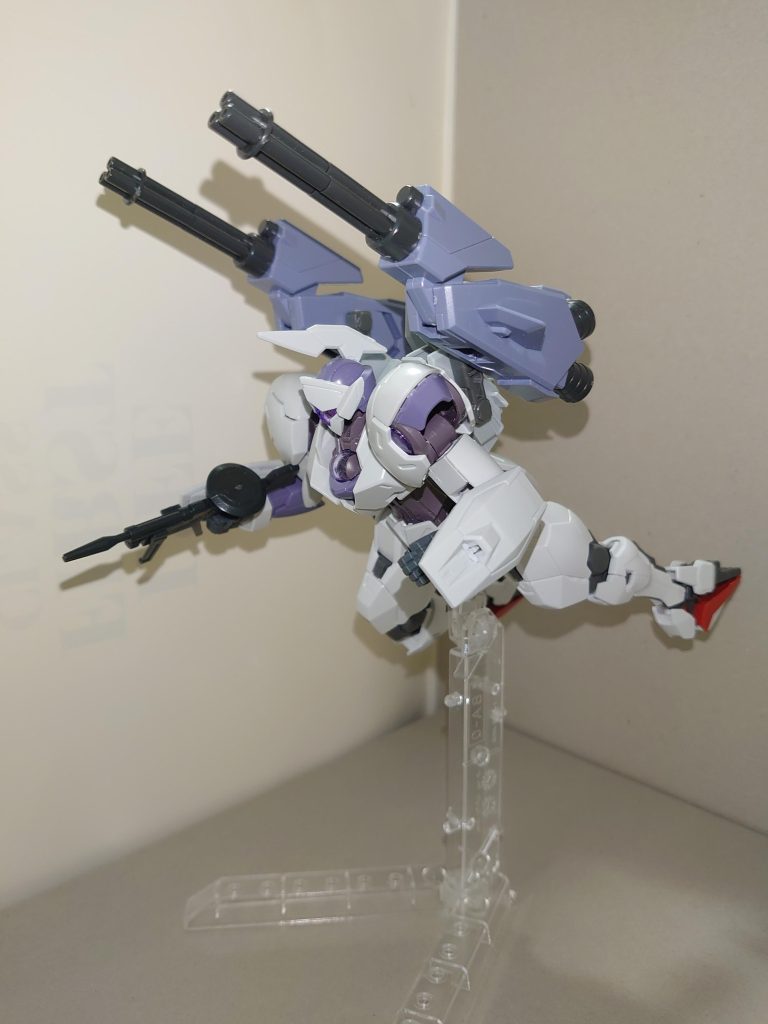 今回の改修では多少ひねってみました。脚部は前述の通りキャリバーンから。当家にはキャリバーンがないので、組み立てはホビーサーチとにらめっこ。バックパックはヴァリュアブルポッド+ザ・ノーザンポッドですが、構成が変わっています。サーベルラックはジャンクパーツから。