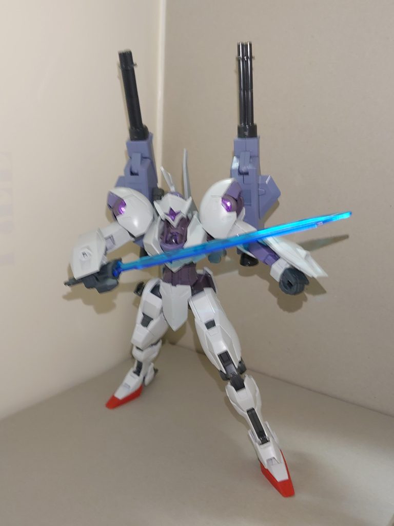 ミカエリスVとは違い、大型の複合剣を装備から外したため、白兵戦能力は多少下がっている。