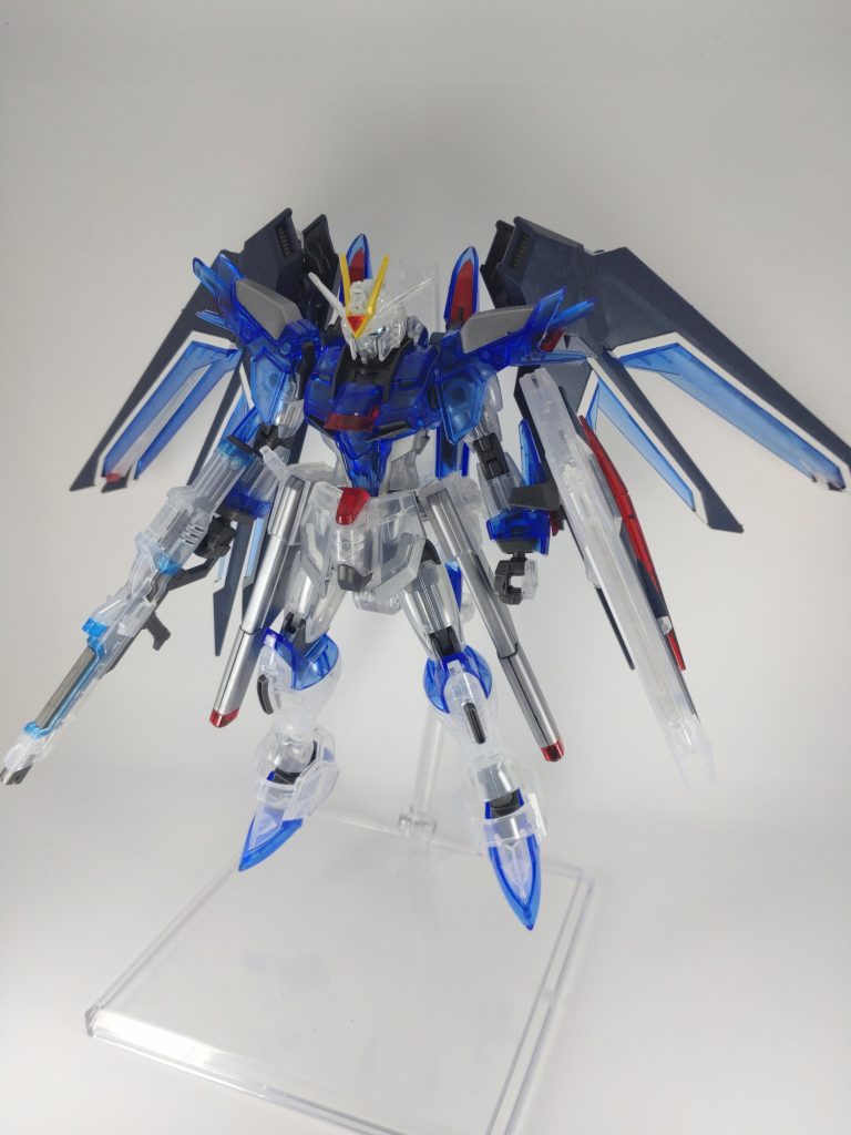 塗装は1箇所、ライフルのシール部分をタミヤのクリアブルーで塗ったのみです。ちと薄いのでもっと重ねれば良かった…。他は全てシールです。通常版も手元にありますが、シールを貼るのですら羽の白いライン部分がダルかったのに、塗装となると…