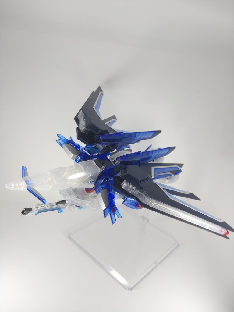 塗装してたら絶対やらない変形も。とはいえこやつらの変形はΖ系とかと違って滅茶滅茶シンプルですが。頭をスッポリ覆う変形方式は最初見た時力技だろ(笑)と思いましたが、こうして見慣れるとカッコいいかもしれん。積みプラがどんどん増えてるのでとんでもないスピードで消化していますが、減らない。おかしい。次はノーマルのライフリを予定しています。ところでSEED系は羽根全開、エフェクト全開で飾ってますが、マジで場所取りますね。1体でHGUC2〜3体分くらい場所取ります。どうしたものか…ご覧頂き有難う御座いました。