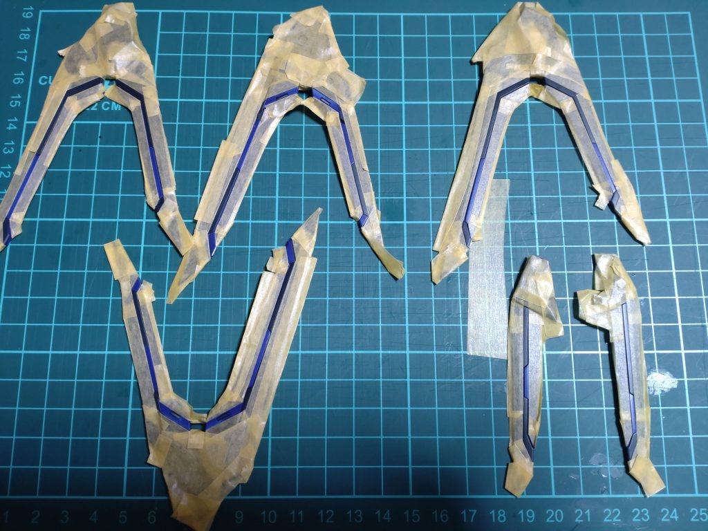 地獄の3丁目画像。最新ガンプラとは思えない色分けで地獄を見ました。ライフルも酷い。が、終わってみれば結構な達成感が。因みににビビりな私は絶対マスキングミスで塗料がハミ出したりしそうなので白ラインにまさかのエナメルホワイトを吹きました。狂ったように重ね塗りして隠蔽、案の定狙った箇所以外にも塗料が乗ったりしましたが拭き取りでノーダメ。エナメル万歳。ライフリといえばイモジャでしょうということで次回はイモータルジャスティスを作成予定です。ご覧頂き有難うございました。 