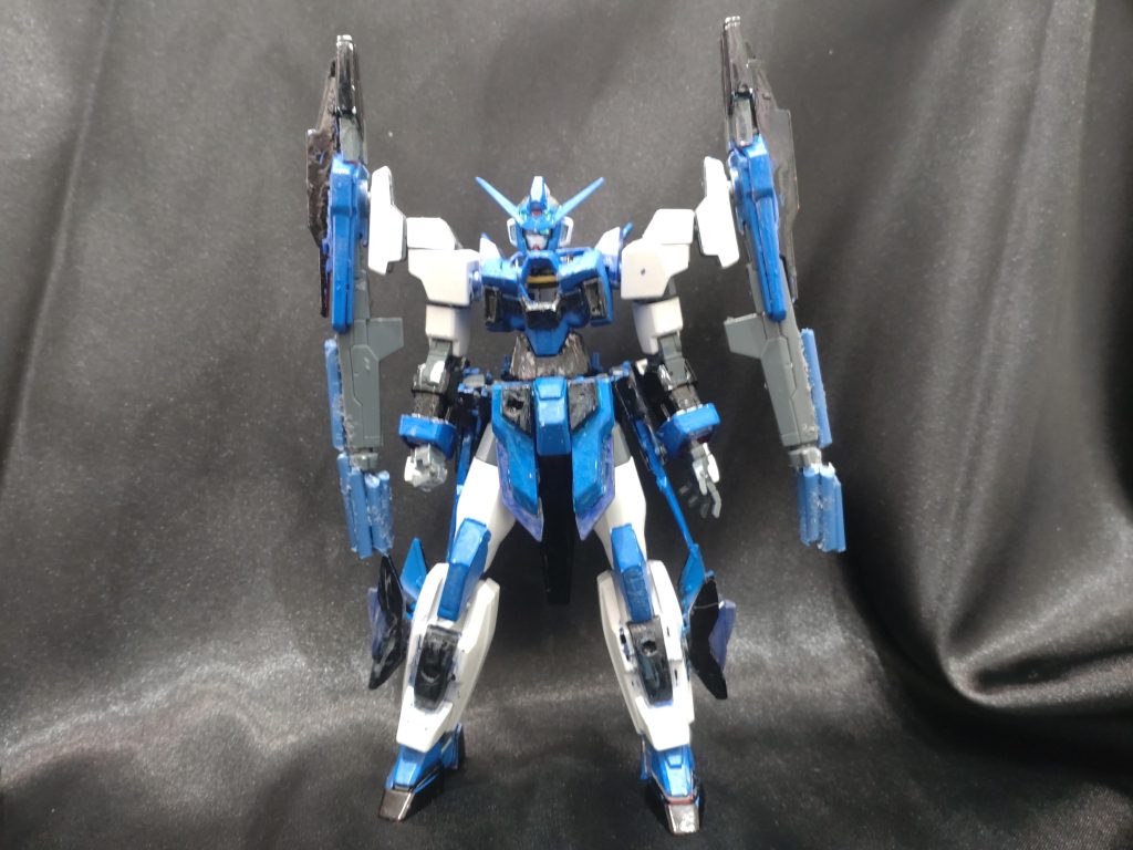 真正面はこんな感じです。いろいろなところに０.8ミリ穴や3ミリ穴をハンドドリルで開けて、ビーム砲をイメージしました。ガンダムマーカーのガンダムブルーとガンダムブラッグやガンダムメタブルーで塗装しました。