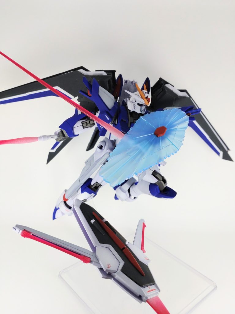 サーベルエフェクト等は根本に蛍光クリアとホワイトを混ぜたのを吹いてグラデーションかけてます。シールド、カメラアイの偏光樹脂パーツはそのままで綺麗なので裏から蛍光クリアを吹きました。