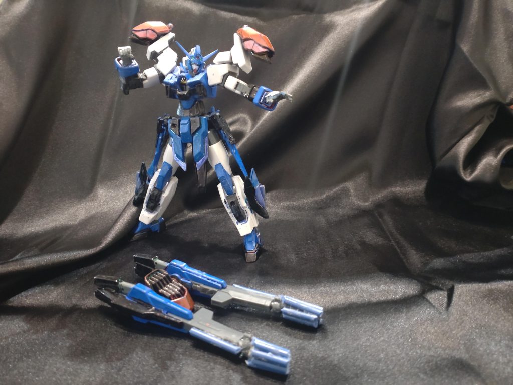 サポートメカとドッキングするというコアガンダムの面影も残っています。（ギラギラーガの残骸で作った）サポートメカはガンダムメタレッドとガンダムブラックで塗装しました。