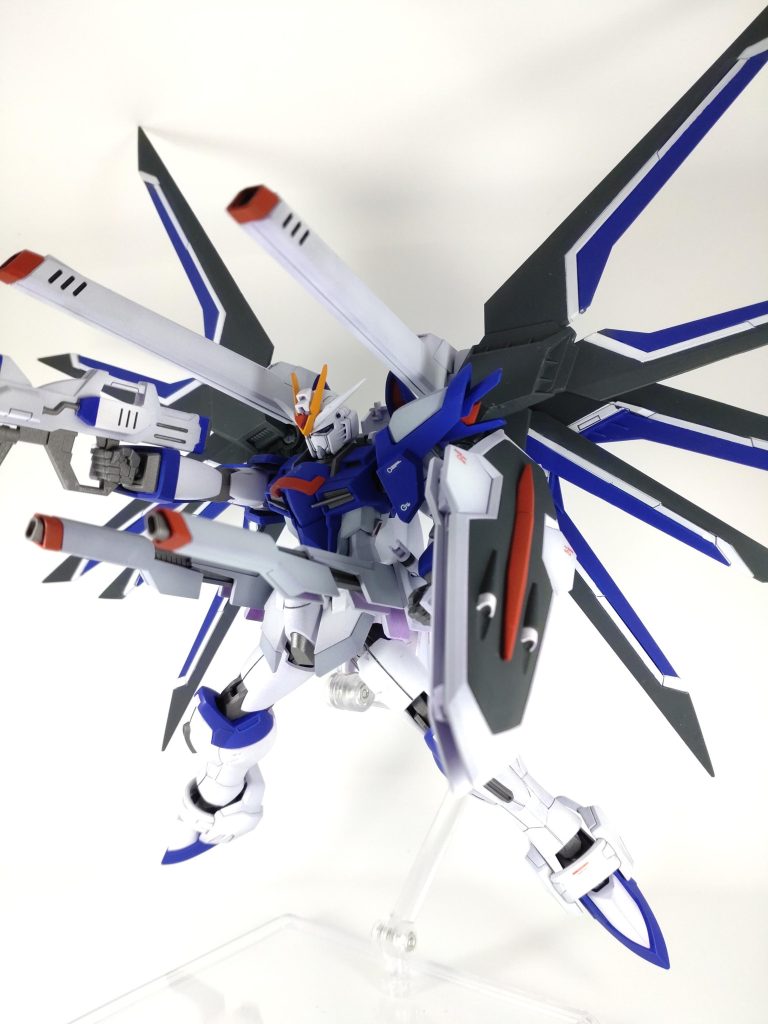 フリーダムと言えばハイマットフルバースト。ウィングが外にスライドするギミックのお陰で両肩のアグニ砲→シュトゥルムスヴァーハーがアンテナに干渉せず展開出来ます。滅茶滅茶考えられてるな…。