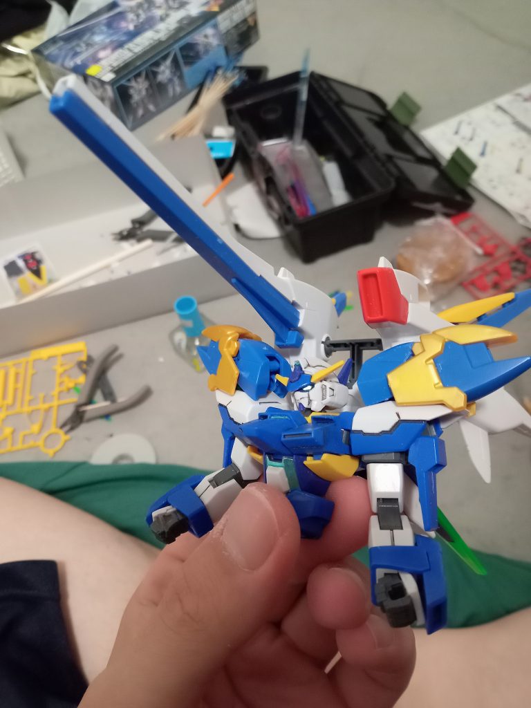 肩のパーツは少し組み替えて、cファンネルを装着した状態でぶっ刺すとうまいこと固定されますネオジム磁石を仕込む手間が省けたのでラッキーでした(作業環境汚くて申し訳ない)