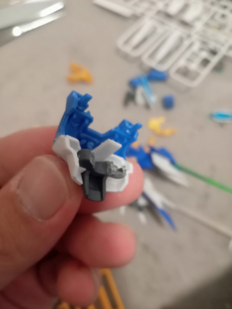 一番取り付けに困ったのが胸部パーツの取り付けです最終的に1.2mmのプラバンを切り出しFXの「A」の部分の上にある隙間にハマるように調整しました