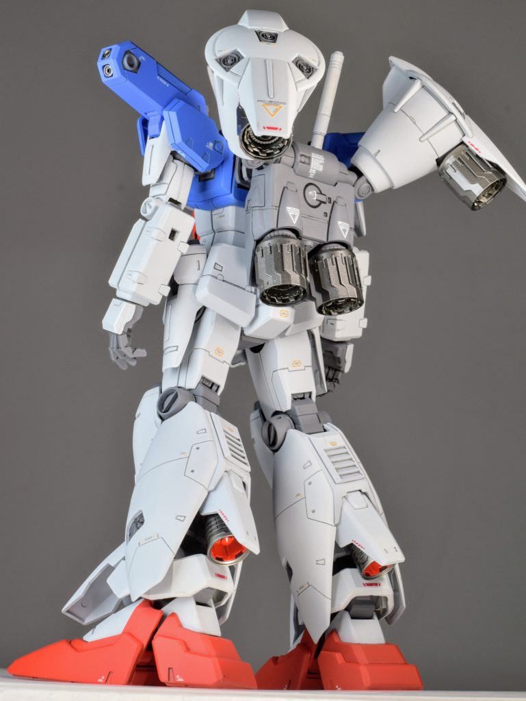 ふくらはぎ裏のダクトやバーニアも新造。コアファイターとは違う形状のバーニアにして航空機との差別化をしてみました。バックショットはメカメカしさを出せたと思います。