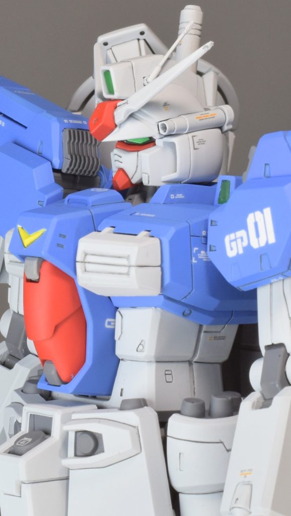 肩内側にシイタケモールド追加。ヘッドバルカンは切り離して新規パーツに置き換え。お陰で頭の合わせ目消しもやりやすくなりました。左胸のセンサー?は上手くいかなかったので無くしています。