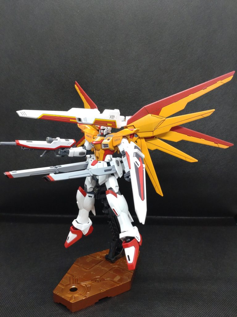 オレンジ部はブリリアントオレンジ、レッド部はモンザレッドです。