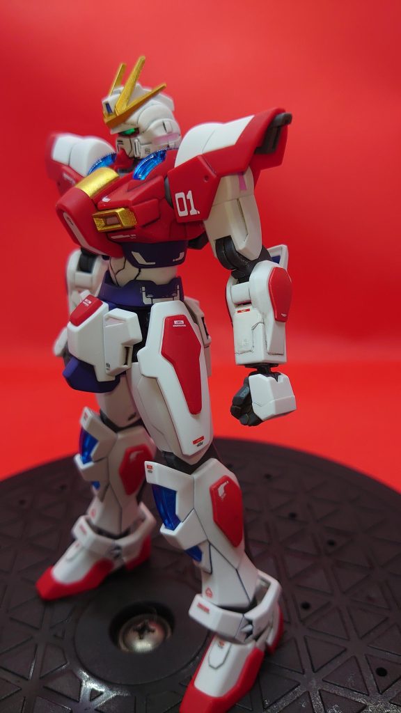 格闘特化の機体なので武装が無く、作り易いのもアピールポイント。最近のHGって、本体の色分けや合わせ目が本当に良く考えられていて作っていて感動することも多いですが、バックパックや武装になるとモナカ割だったり色が全然足りなかったり、腕の見せ所なのかもしれないですがそんなの無い私はテンション下がるポイントです(笑)