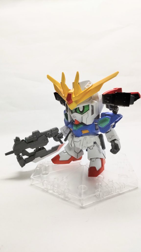 SDモード大きく変更したのは、肩のウイングを切り取って、ブースターウイングにしたくらいです。細かい部分では、ハンドパーツをZZⅡのものが付けられるようにしたり、磁石を仕込んだりくらいです。あと、ビームサーベルを2本追加しました。スターウイニングガンダムの2号機なので、ゼータカラーに寄せてみました。
