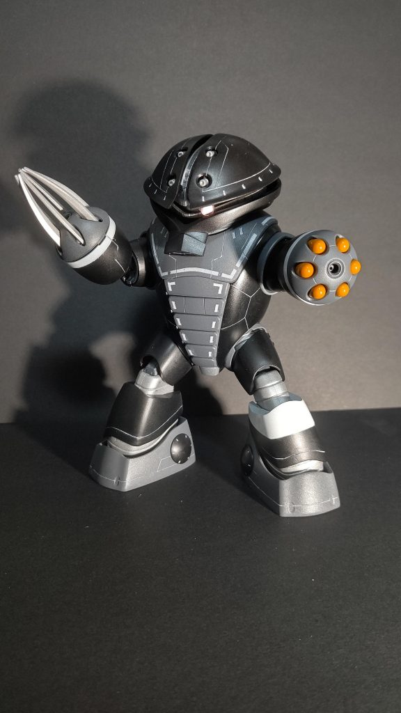 水陸両用なのでスジ彫りは少しだけ。マスキングで塗装も行いモノアイは百均シールを削り出して作成。脇腹をパテで盛り、ちょっとメタボ体型に変更。あとはバックパックを1センチ延長し、ステルス機の設定からバーニアもf-22のように熱源が見えにくい様なイメージで作成。