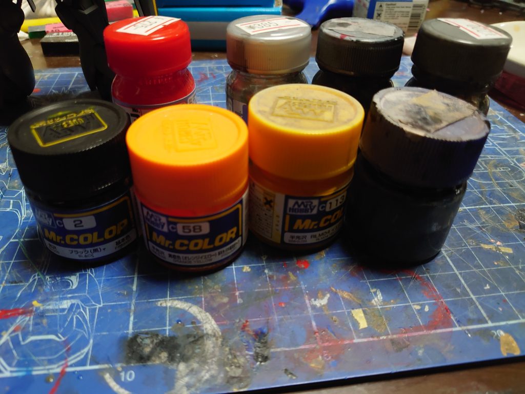 使った色たち胴などの紺色はブルーとミッドナイトブルーを、関節などのグレーはNグレー4に黒を混ぜてつくりました。