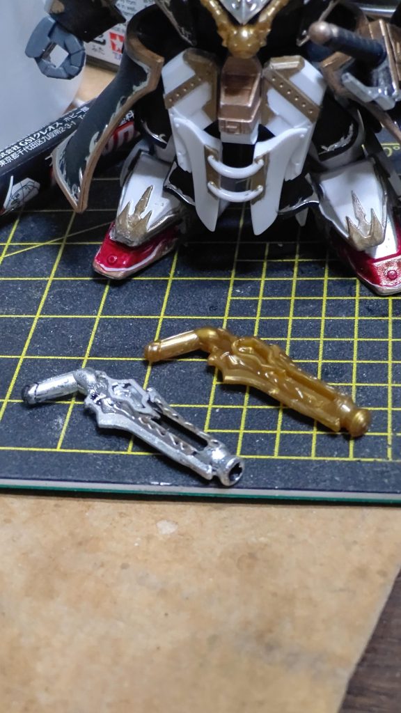 目立ちませんが銃口をピンバイスで開口してます。その後にを缶スプレーで塗装し薄～くスミ入れ。かなり塗料の無駄遣いですね😑エアブラシと塗装ブースが欲しいベランダ塗装民。