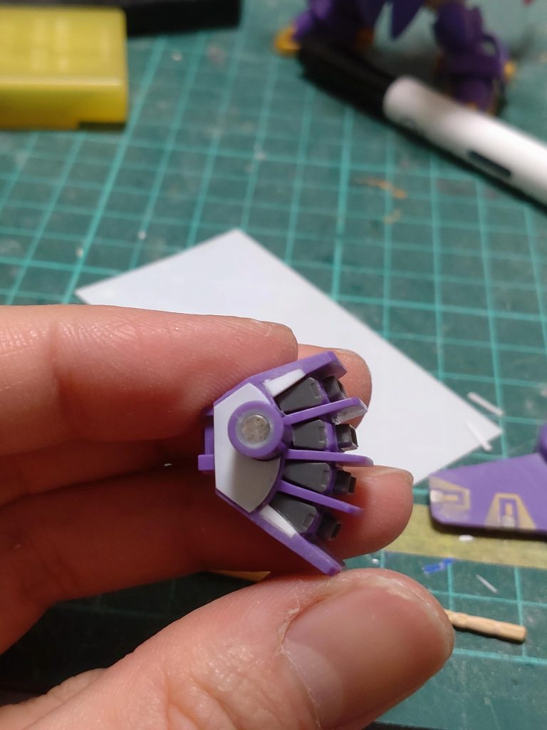 バックパックにはがっつり肉抜きがあるので市販パーツとプラ板で埋めてあります