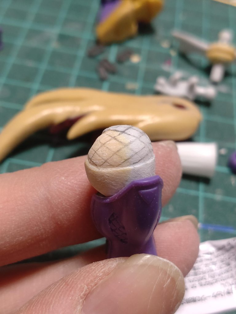 こだわりの太ももキットのままだと肉抜きが見えるのでそこをカバーしつつ太ももとして処理しましたこの時点では下書きですが網目も彫りました