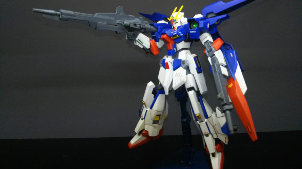 劇中の肩のセンサーに同調させるポーズも出来ます。シールドも取り付け可能。流石にバックパックを取り付けると手狭になりますがw