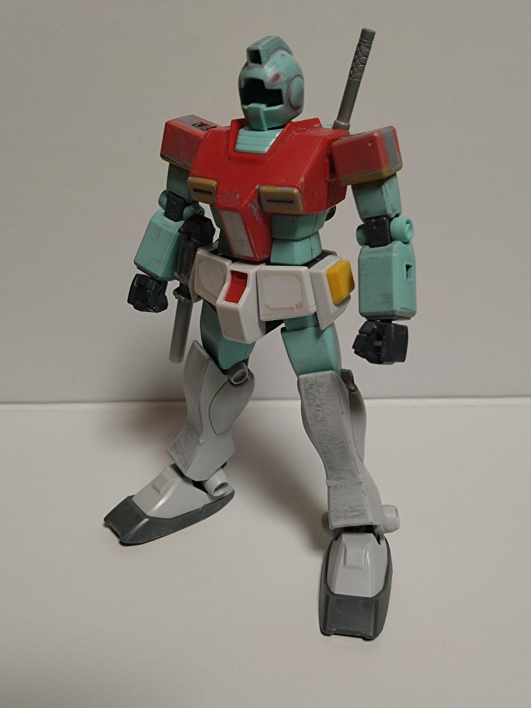 肩は前述の通りザクのものを使っていますが、スネより下はジム寒冷地仕様のパーツに変更しています。以前、足をジムコマンドに替えている人を見かけて、かなりスラッとしたプロポーションになっていたので参考にさせてもらいました。腰はガンダムのものを使用することで、改造工程を減らしつつフロントアーマーが分割可動できるようにしています。