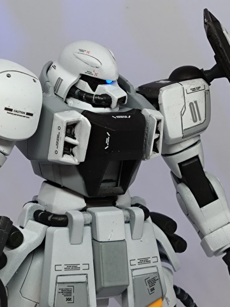 フェイスはモノアイ部分の上下幅を若干狭めてツバ部分をカットし0.8mm程度下げて悪顔っぽくしました。