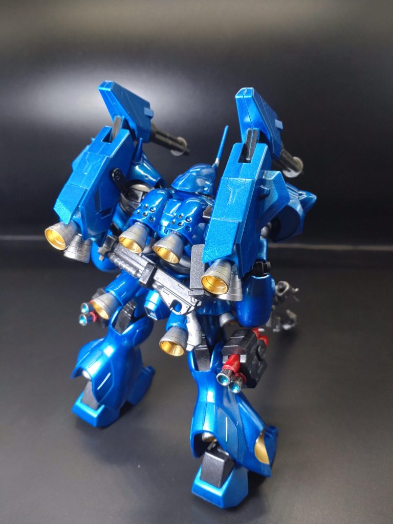 背面より。バズーカのマウントラッチに、ビルドシリーズのヴァリュアブルポッドをつけました。