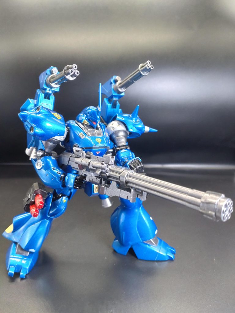 手持ちのガトリングを構えてポージング。