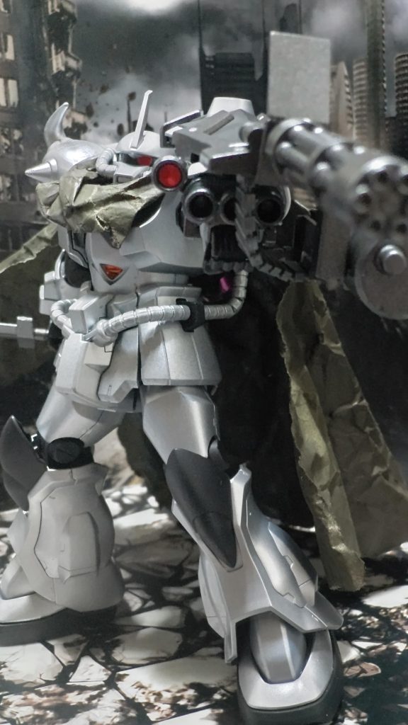 缶スプレーで全塗装。甲冑っぽくほぼ銀色です。