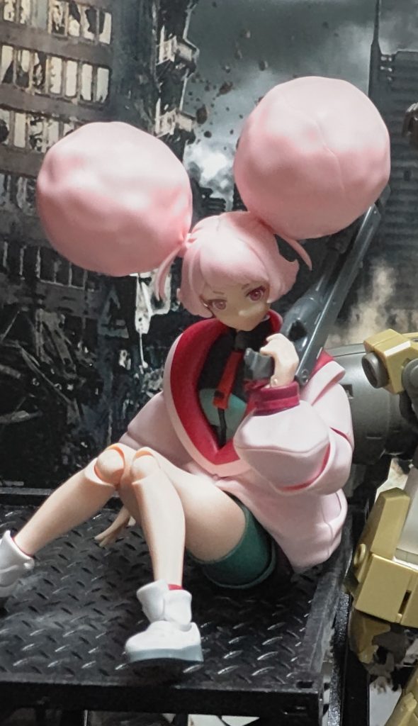 チュチュ先輩を拡大。素組みで塗装もしてません。ちゃんとトリガーから指を離しています😏HGケンプファーのショットガンをそのまま握らせています。足下の台は100均の物をそのまま置いてます。