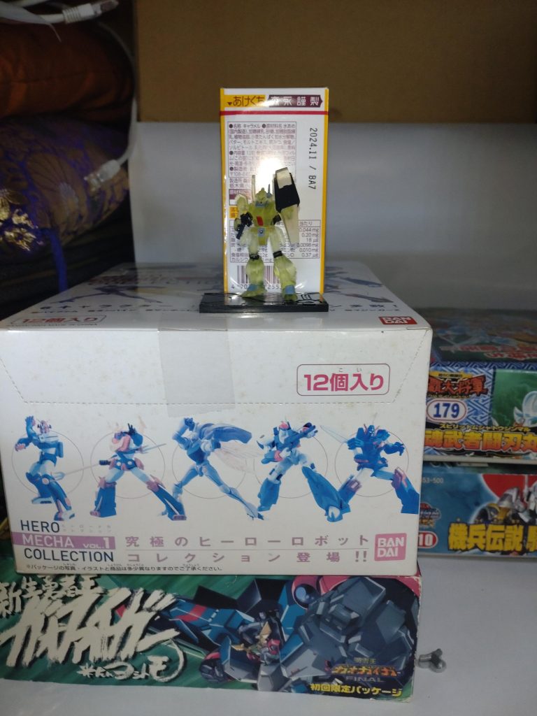 サイズ感はこんな感じ下のヒーローメカコレクションの何故かオマケです(笑)本来はしたの盟主王の機体の購入に行きました。
