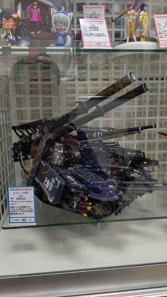 仙台のボークス仙台SRさんにこんな感じで飾ってもらってます。大きさ制限ギリギリで、横幅もかなり張ってきて、一人だけでかくて恥ずかしいです。目立とうとはしてますが、あまり大きい物を持ち込むのは迷惑だと反省しております。次回はここまででかいのは控えますm(_ _)m。