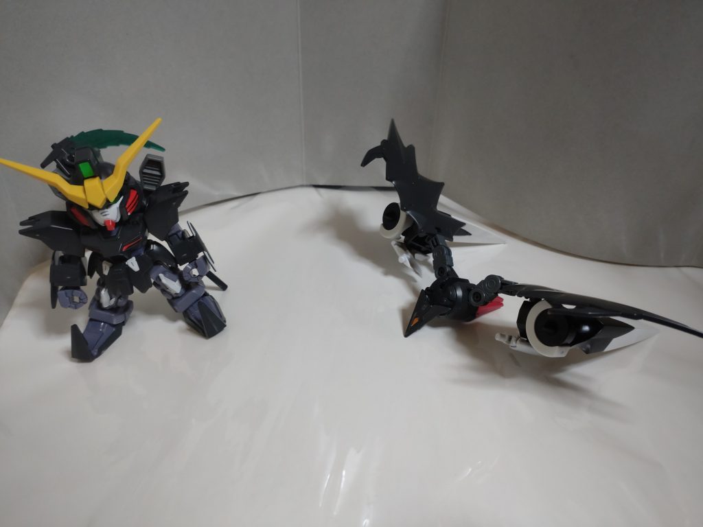 ディアブロブースター所謂支援機で単独での戦闘能力はほぼ皆無だがデスサイズと合体する事によりその機動力を遺憾無く発揮させる