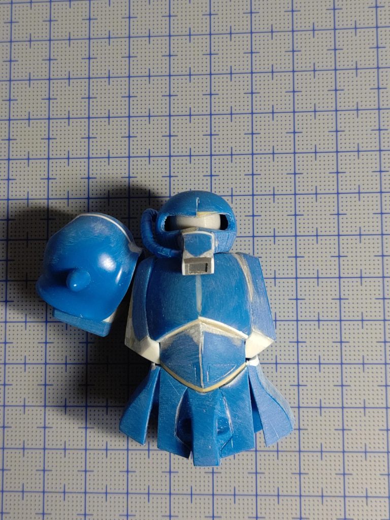 他キットからの流用は一切無しでひたすら切った貼った曲げた盛ったで形を整えます