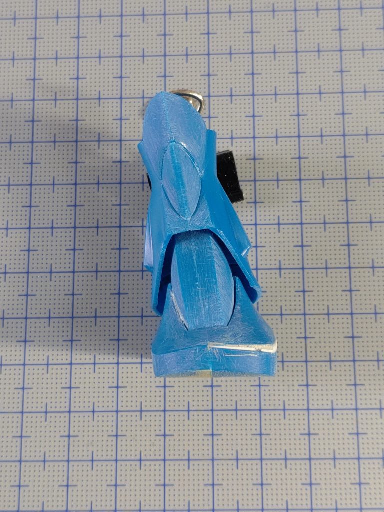 可動は捨てると決めていたので足は思い切ってソールの高さから左右で変えました