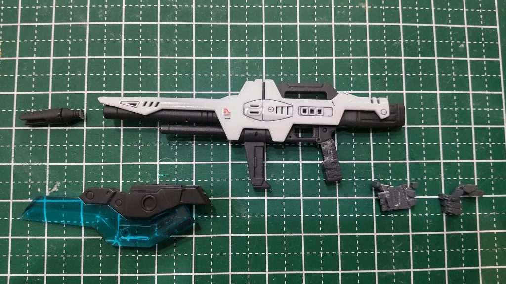 MG F91のビームライフルを改造してオリジナル武装っぽくし、握り手はビルダーパーツを削り込んで何とか握らせる事が出来ました。シールドは30MSの物を使用