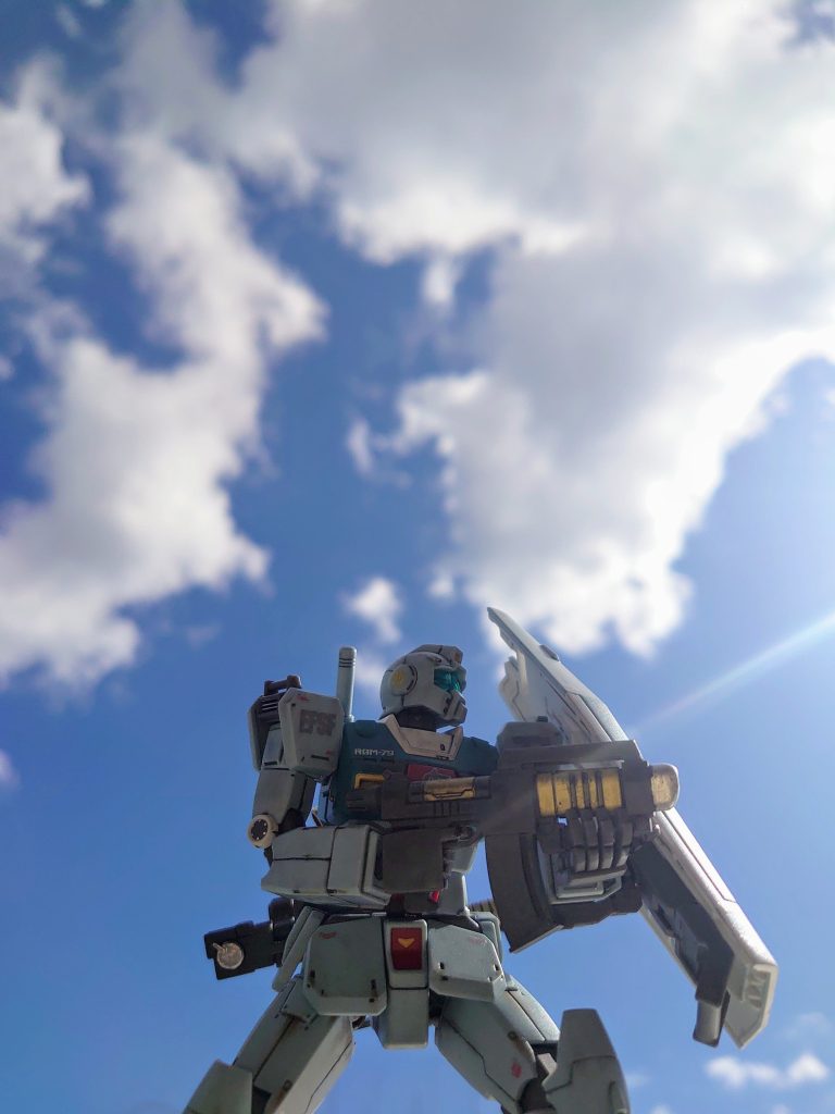 初の屋外撮影です。風の影響で何度も倒れてしまい、やっと撮れた一枚ですが左手がずれてしまいました。