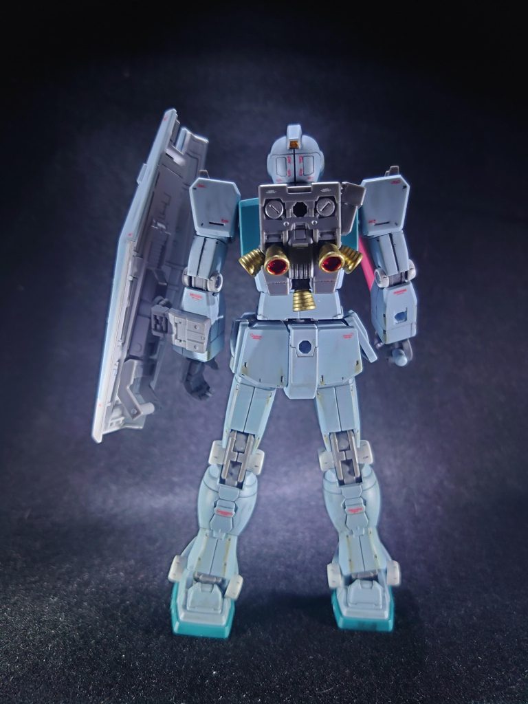 バックショットです。塗装したのはスラスターとビームライフル、スプレーガン、それとカメラアイ内側で、あとは成型色に墨入れとかるーいウェザリングで、仕上げに艶消しコートのみ。