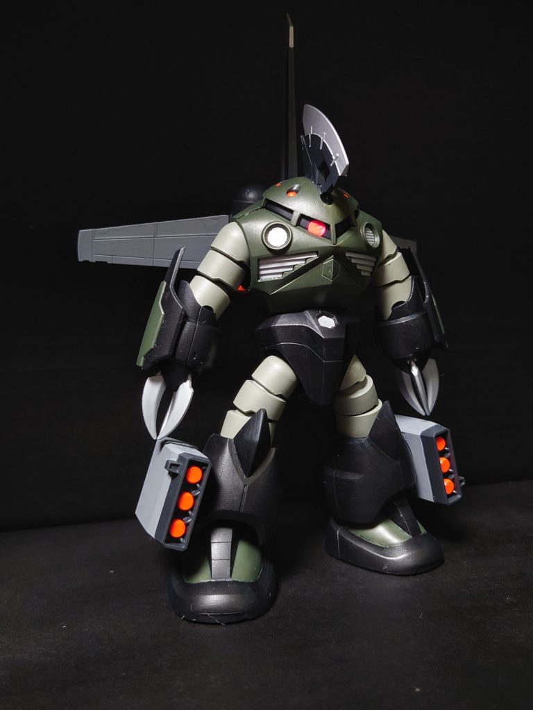 最初はサタニクスのドリルを付けたかったけれど腕の保持力が皆無だったので断念…代わりにラムズゴックの前的なイメージで潜行時に使えそうな武器を頭部に腕が寂しかったのでSEEDFREEDOMのあいつみたいに手に盾を